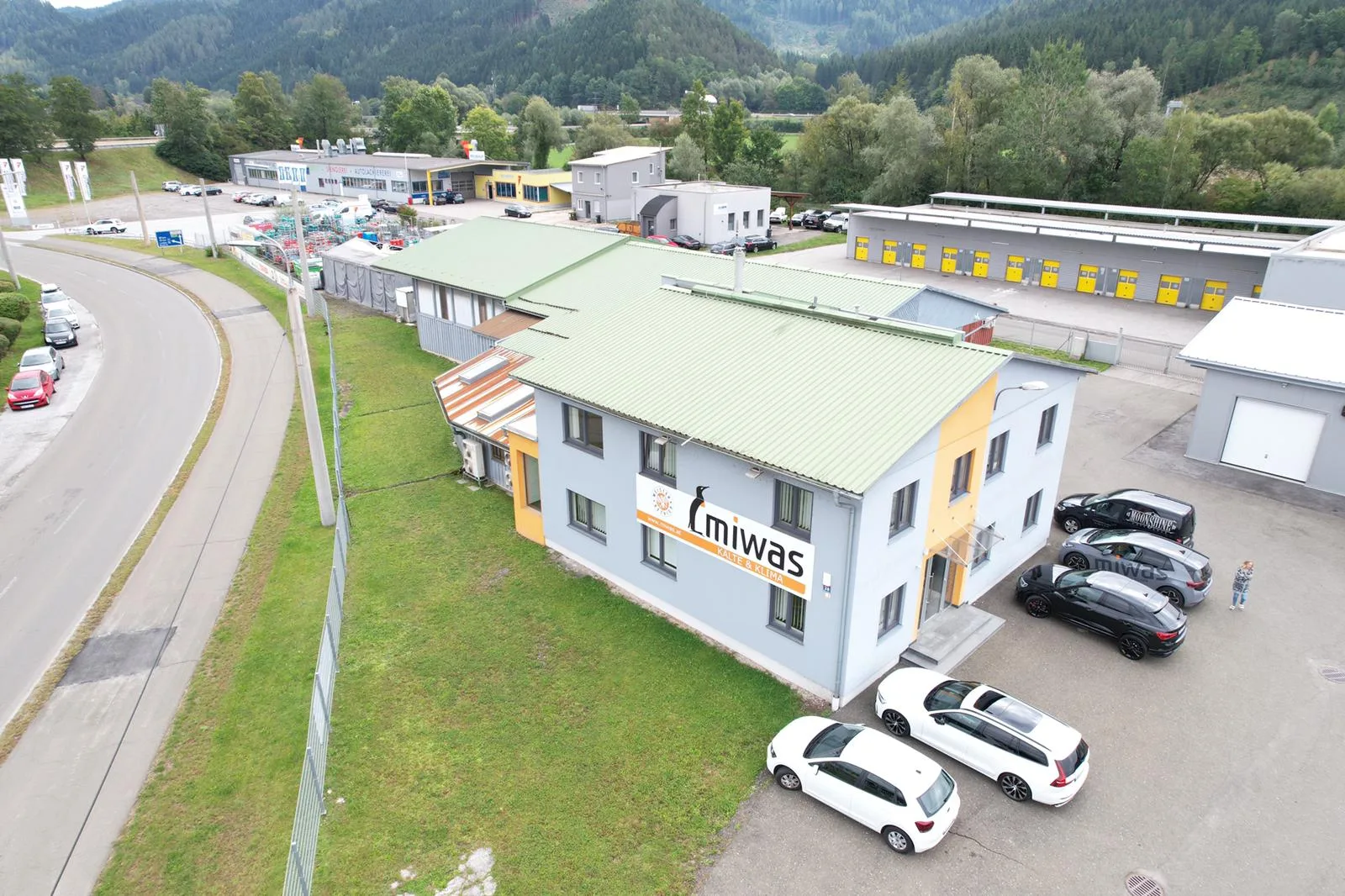 MIWAS-Firmengebäude mit Servicefahrzeugen in Kapfenberg