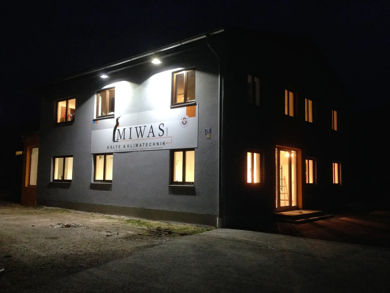 MIWAS-Firmengebäude in Kapfenberg bei Nacht